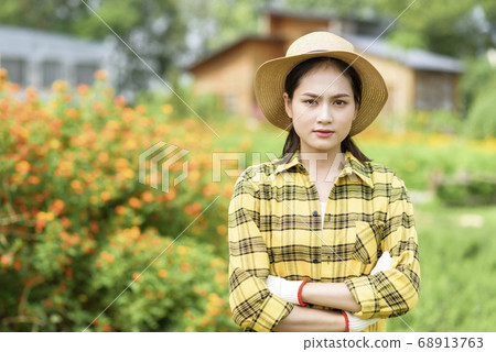 Women farmer 68913763