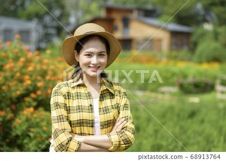 Women farmer 68913764