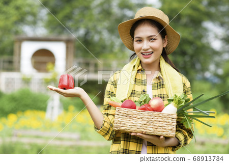 Women farmer Women farmer 68913784