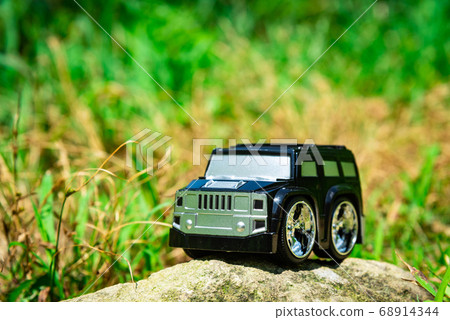 在崎rough不平的道路上行駛的汽車 68914344