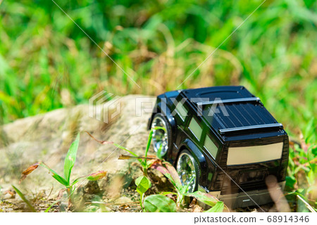 在崎rough不平的道路上行駛的汽車 68914346