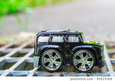 在崎rough不平的道路上行駛的汽車 68914366
