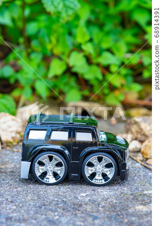 在崎rough不平的道路上行駛的汽車 68914391