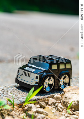 在崎rough不平的道路上行駛的汽車 在崎rough不平的道路上行駛的汽車 68914416