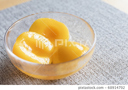 Yellow peach in syrup / canned peach Yellow peach in syrup / canned peach 68914702