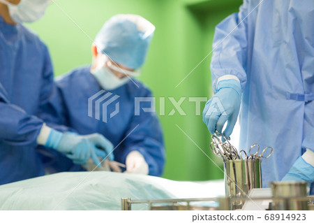 Medical staff wearing surgical clothes 68914923