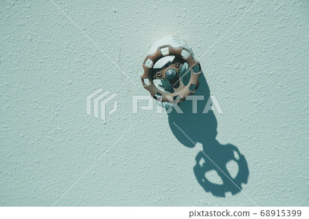 Rusted faucet 68915399