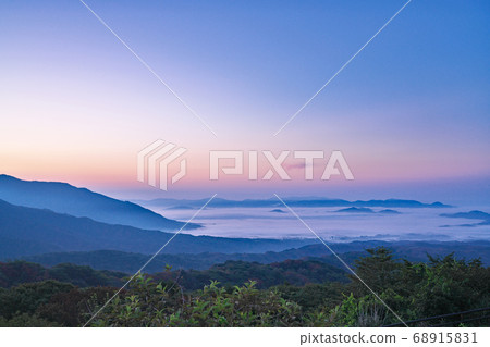 [Hiruzen Kogen from Onijodai Observatory] (Sunrise at Sea of Clouds) Ofu, Kofu-cho, Hino-gun, Tottori Prefecture 68915831