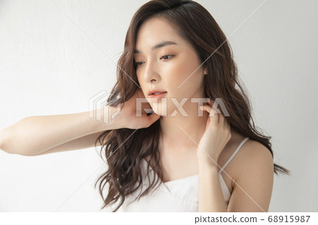 女人肖像與自然的氣氛 68915987
