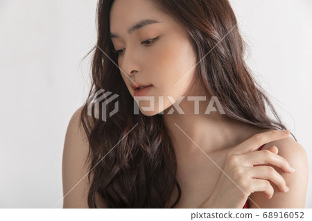 White background dress portrait White background dress portrait 68916052