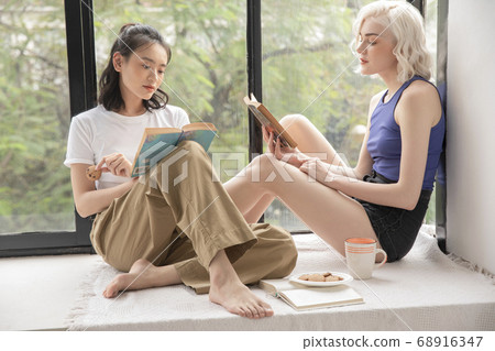 Woman lifestyle relax 68916347