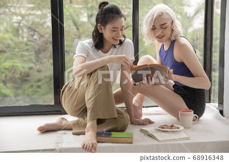 Woman lifestyle relax 68916348