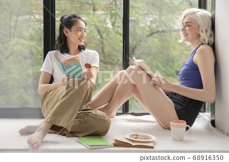 Woman lifestyle relax 68916350