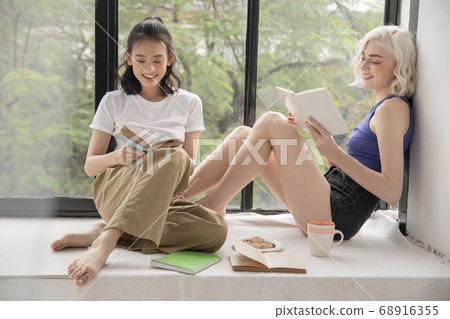 Woman lifestyle relax 68916355