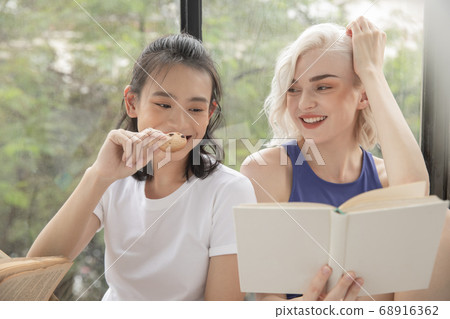 Woman lifestyle relax 68916362