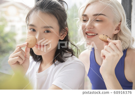 Woman lifestyle relax 68916376