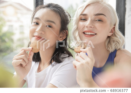 Woman lifestyle relax 68916377