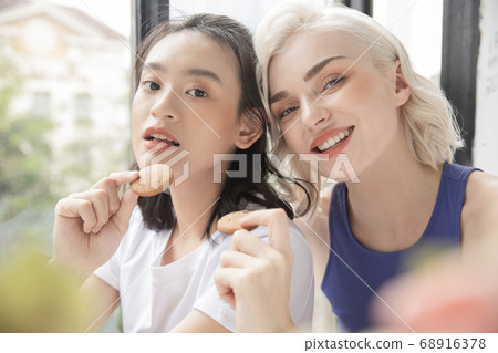 Woman lifestyle relax 68916378