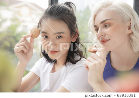 Woman lifestyle relax 68916381