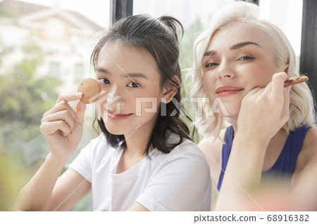 Woman lifestyle relax 68916382