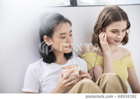 婦女生活方式放鬆 婦女生活方式放鬆 68916392