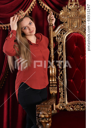 Close up portrait of queen with crown 68918247