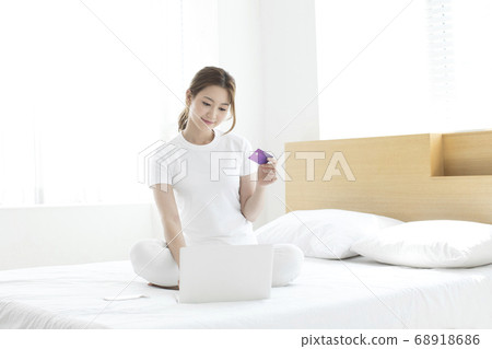 Young woman, lifestyle, internet shopping Young woman, lifestyle, internet shopping 68918686
