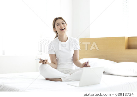 年輕女子,生活方式,互聯網購物 年輕女子,生活方式,互聯網購物 68918724
