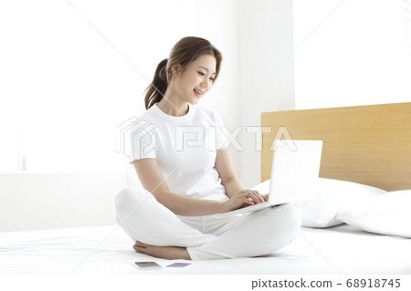 年輕女子,生活方式,互聯網購物 年輕女子,生活方式,互聯網購物 68918745