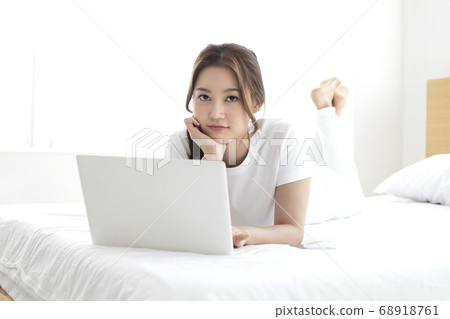 年輕女子,生活方式,互聯網購物 年輕女子,生活方式,互聯網購物 68918761