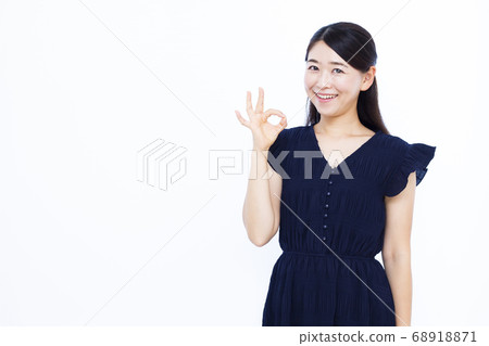 30s female white background portrait 30s female white background portrait 68918871