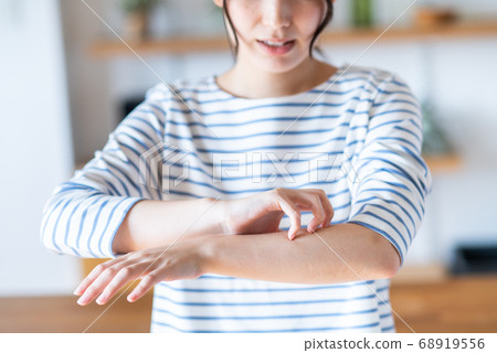 皮膚瘙癢的年輕女子 皮膚瘙癢的年輕女子 68919556