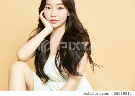 美麗的花朵在綠色背景上 美麗的花朵在綠色背景上 68919815