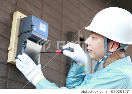 維護電錶的男工人 維護電錶的男工人 68920197