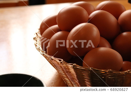 Fresh eggs 68920827