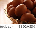 Many eggs 68920830