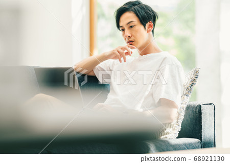 男子在家遠程辦公 男子在家遠程辦公 68921130