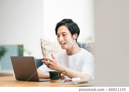 男人在家裡做遠程工作 男人在家裡做遠程工作 68921145
