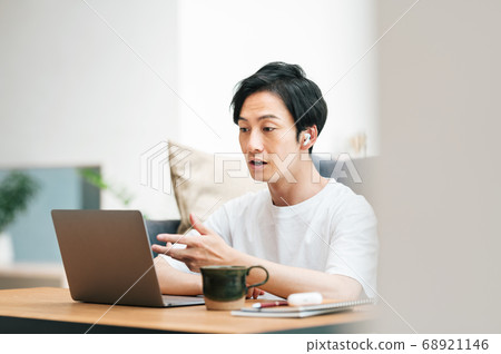 男人在家裡做遠程工作 68921146