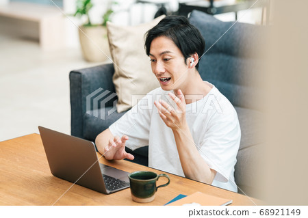 男人在家裡做遠程工作 68921149