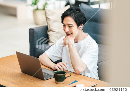 男子在家遠程辦公 男子在家遠程辦公 68921150