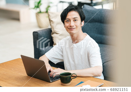 男子在家遠程辦公 68921151