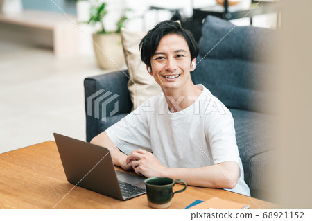 男子在家遠程辦公 68921152