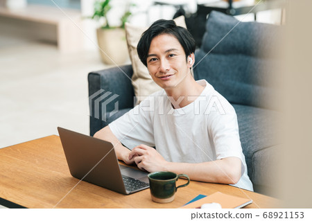 男子在家遠程辦公 68921153