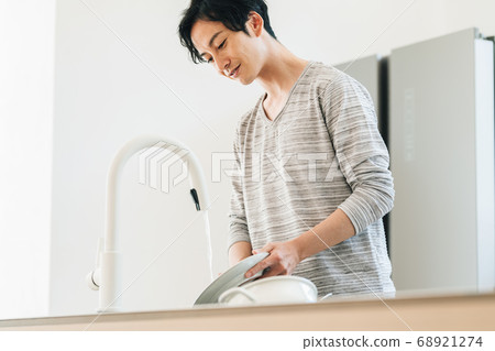 Men washing dishes in the kitchen 68921274