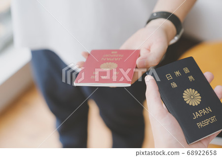 日本護照深藍色和紅色 日本護照深藍色和紅色 68922658