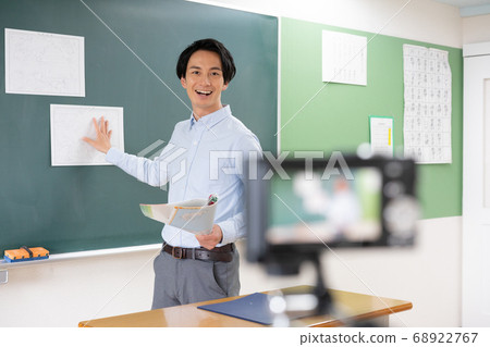 在線學習一位年輕的男老師上課 68922767