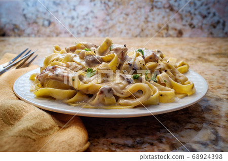 Fettuccine Alfredo Grilled Chicken 68924398