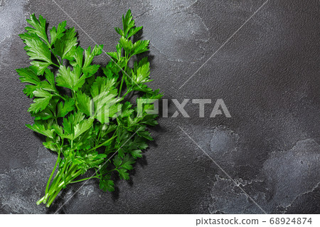 Flat-leaved Parsley (Petroselinum crispum) leaves Flat-leaved Parsley (Petroselinum crispum) leaves 68924874