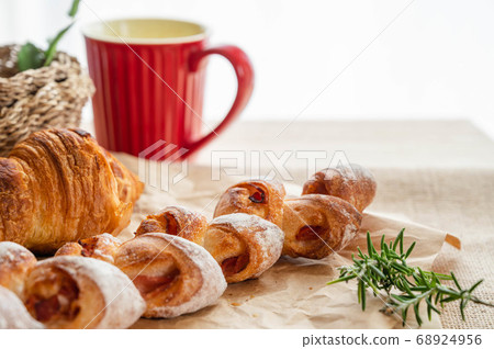 培根Epi和桌上的紅色杯子 68924956